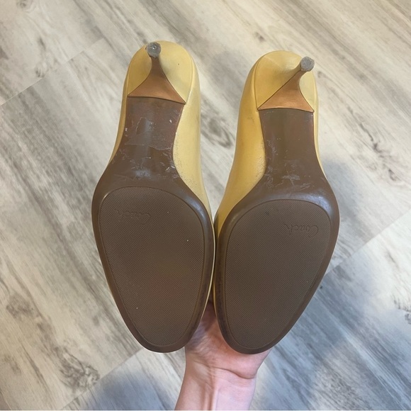 Coach patent mustard court shoe high heels - Picture 3 of 7